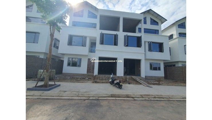 Bán biệt thự Vạn Xuân có sổ đỏ, hàng xóm Ciputra - DT 180m2 MT 12m 3 tầng 1 hầm - Giá đầu tư 38 tỷ