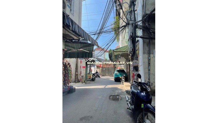 Tân Mai - Hoàng Mai DT 35m x 5 tầng, MT 4,9m. Nhà đẹp ở ngay, rất gần phố, gần ô tô