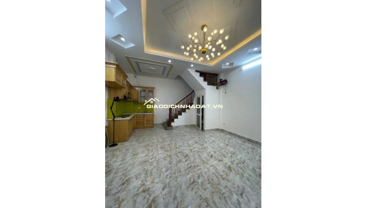 Tân Mai - Hoàng Mai DT 35m x 5 tầng, MT 4,9m. Nhà đẹp ở ngay, rất gần phố, gần ô tô