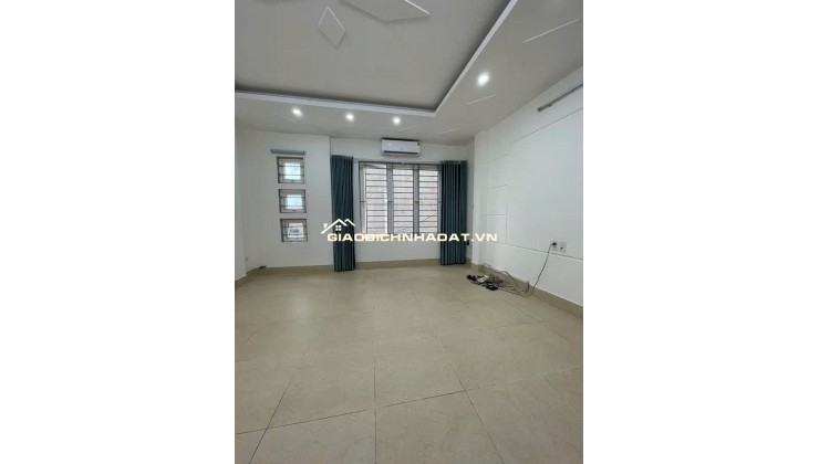 Tân Mai - Hoàng Mai DT 35m x 5 tầng, MT 4,9m. Nhà đẹp ở ngay, rất gần phố, gần ô tô