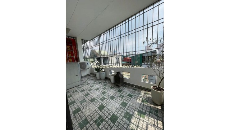 Tân Mai - Hoàng Mai DT 35m x 5 tầng, MT 4,9m. Nhà đẹp ở ngay, rất gần phố, gần ô tô