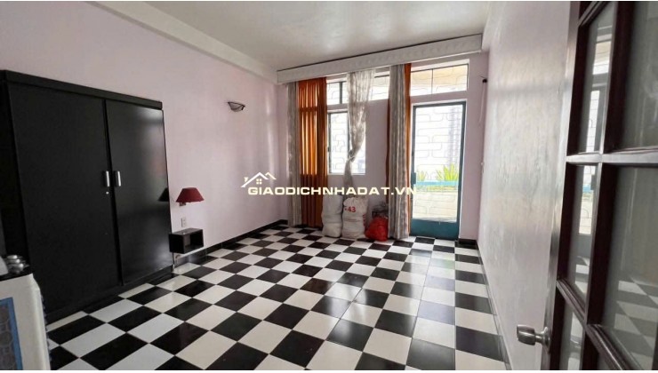 MẶT TIỀN NGUYỄN VĂN NGUYỄN Q1, MẶT SAU HXH - DIỆN TÍCH 82M2 (4M x 20.5M) - NHÀ 5 TẦNG THANG MÁY - ĐANG CHO THUÊ 50 TRIỆU/THÁNG - GIÁ CHÀO 30 Tỷ. 

+