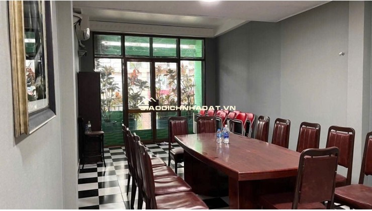 MẶT TIỀN NGUYỄN VĂN NGUYỄN Q1, MẶT SAU HXH - DIỆN TÍCH 82M2 (4M x 20.5M) - NHÀ 5 TẦNG THANG MÁY - ĐANG CHO THUÊ 50 TRIỆU/THÁNG - GIÁ CHÀO 30 Tỷ. 

+
