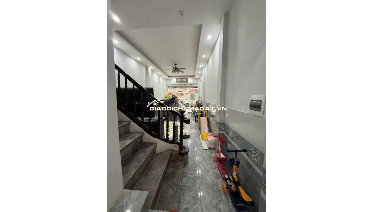 Tân Mai - Hoàng Mai, DT 45m x 4 tầng. ô tô đỗ cửa, sát mặt phố Tân Mai, KD - VP đỉnh