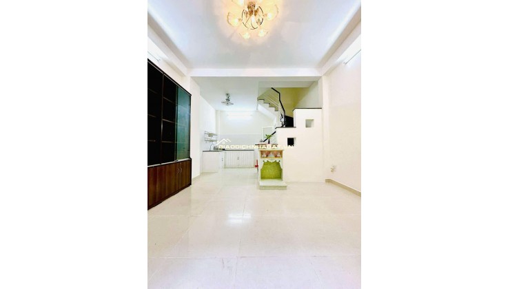 6 Tỷ nhỉnh: Nhà Quận 10 - ngay Bệnh Viện 115 - Xe hơi trong nhà 4 Tầng Ngang hơn 4m. VŨ 0933910039