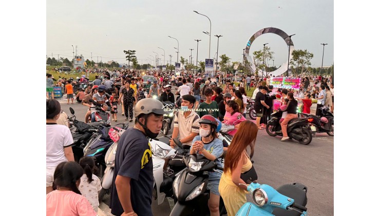 Dự án Đất Nền The 826EC cuối tuần nhộn nhịp!! Cư dân đã về. Hạ tần đã hoàn thiện.