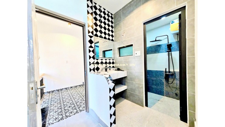 5 Tỷ nhỉnh- Hoàng Diệu Quận 4- nhà mới 100% ngang hơn 4m- 3 tầng 3 phòng đủ nội thất. VŨ 0933910039