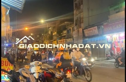 Nhà hiếm, sát mặt tiền Lạc Long Quân, gần chợ, gần trường học