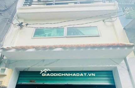 Tuyệt vời! Dựa trên thông tin bạn cung cấp, đây là một vài tiêu đề gợi ý, đáp ứng các yêu cầu của bạn:

**Gợi ý 1:**

Nhà xinh hẻm Quang Trung, Gò