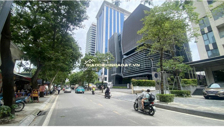 Bán 1200m2 đất tặng biệt thự mặt phố Đội Cấn phường Ngọc Hà