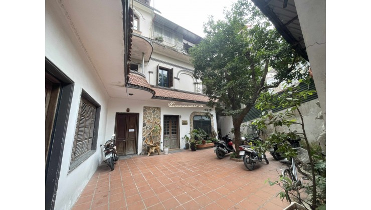 Bán 1200m2 đất tặng biệt thự mặt phố Đội Cấn phường Ngọc Hà