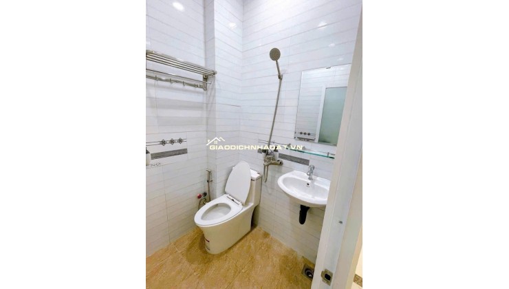 SÁT MẶT TIỀN XE HƠI 10M  TRUNG TÂM Q4 
DIỆN TÍCH 38 M2 HƠN 3 TỶ 
NHÀ MỚI