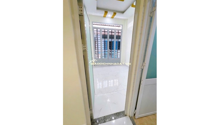 SÁT MẶT TIỀN XE HƠI 10M  TRUNG TÂM Q4 
DIỆN TÍCH 38 M2 HƠN 3 TỶ 
NHÀ MỚI