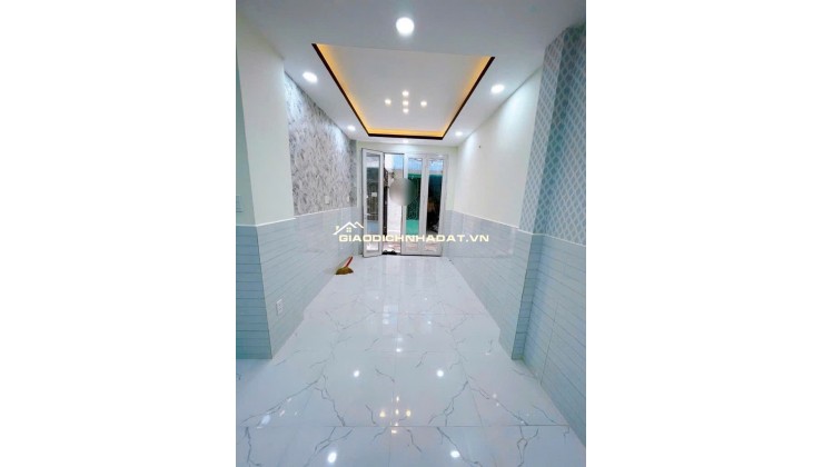 SÁT MẶT TIỀN XE HƠI 10M  TRUNG TÂM Q4 
DIỆN TÍCH 38 M2 HƠN 3 TỶ 
NHÀ MỚI