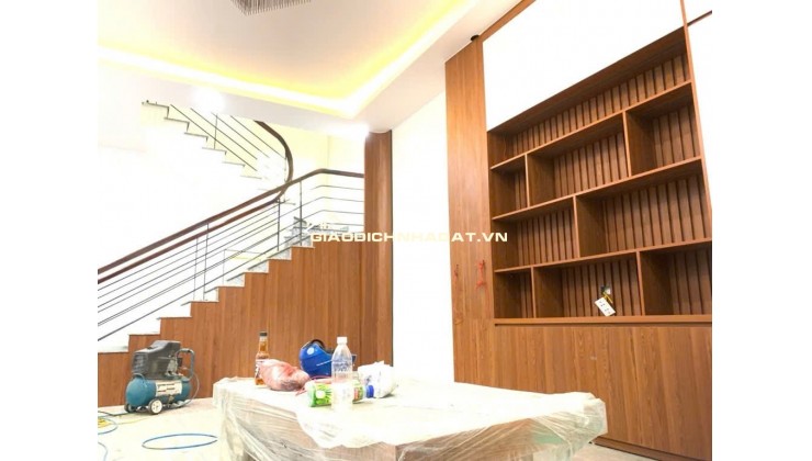 Lạc Long Quân- dân trí cao-tiện ích đầy đủ-thiết kế hiện đại-nhà mới ở ngay-5 tầng giá nhỉnh 10 tỷ.