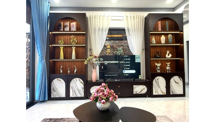 BÁN NHÀ MÊ HẺM XE HƠI NÉ NHAU 181 QUANG TRUNG MẶT TIỀN
 Nhà mê kiên cố - thiết kế hiện đại - Full nội  thất : 1 PK - 1 Bếp - 2 PN - sân đậu xe