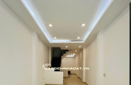 Bán nhà đúc 2 lầu hẻm 606 Đường 3 Tháng 2, P14 Q10 ngay trung tâm SG