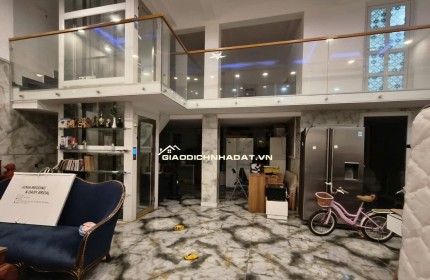 VIP TRƯỜNG THỌ - THANG MÁY SỊN SÒ- HẺM 7 CHỖ. OTO NGỦ TRONG SÂN. NHÀ XÂY 4 TẦNG, HOÀN CÔNG CHUẨN CHỈNH. XÁCH VALI VÀO Ở NGAY - GIÁ CHỈ 8TỶ HƠN. SẴN