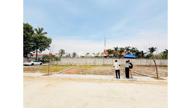 Mặt tiền : 5,5m full thổ cư .
