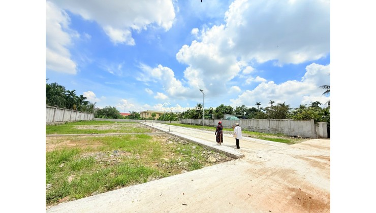 Mặt tiền : 5,5m full thổ cư .