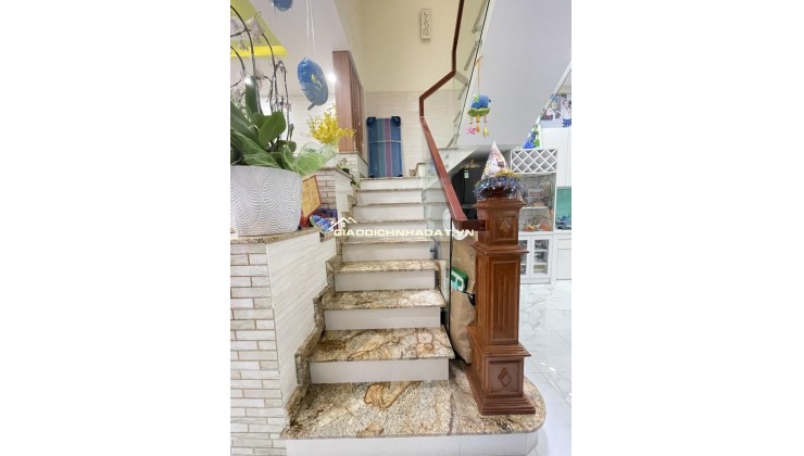 Nhà bán ngay Lạc Long Quân, Diện tích 4 x 15, 4 tầng, 3 phòng mới ở ngay, Giá chỉ nhỉnh 7 tỷ