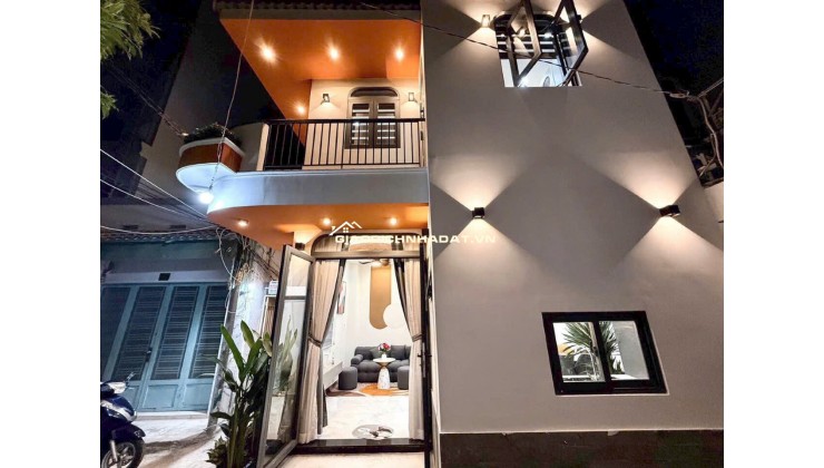 Mặt Tiền Hẻm - Thông Thoáng - Nhà Đẹp - Vị Trí Tốt .
