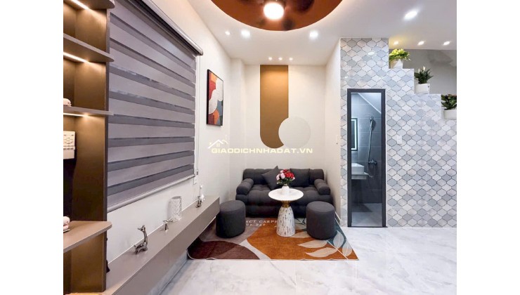 Mặt Tiền Hẻm - Thông Thoáng - Nhà Đẹp - Vị Trí Tốt .