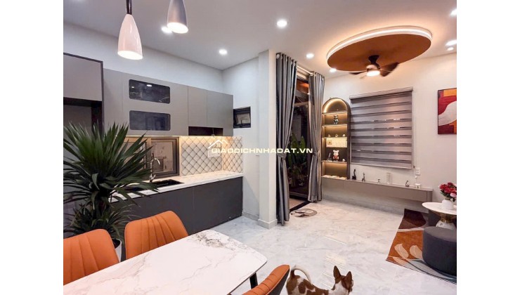 Mặt Tiền Hẻm - Thông Thoáng - Nhà Đẹp - Vị Trí Tốt .
