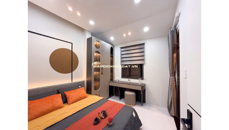 Mặt Tiền Hẻm - Thông Thoáng - Nhà Đẹp - Vị Trí Tốt .