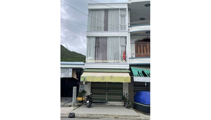 Bán nhà mặt tiền đường Tôn Đức Thắng - Hòn Rớ - Nha Trang 
 Diện tích : 74,4m2 Giá : 6ty4 lh e Trinh