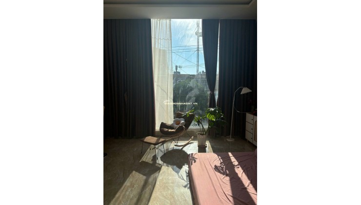 Bán nhà mặt tiền đường Tôn Đức Thắng - Hòn Rớ - Nha Trang 
 Diện tích : 74,4m2 Giá : 6ty4 lh e Trinh