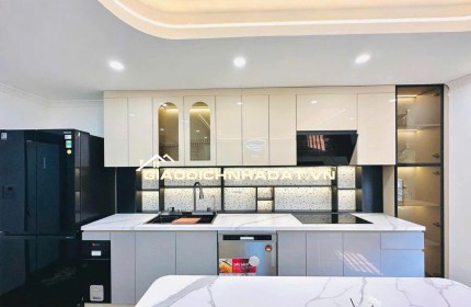 Siêu Phẩm Hiếm! Bán Nhà Đẹp, Thang Máy Quận Đống Đa - 141 Phố Thịnh Quang - S 40m2 - Giá Chào 14.8 Tỷ