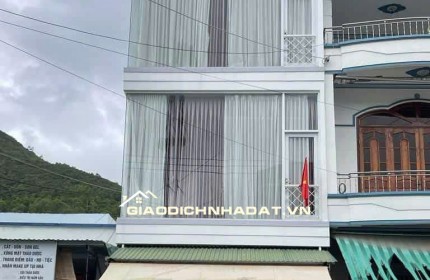 Bán nhà mặt tiền đường Tôn Đức Thắng - Hòn Rớ - Nha Trang 
 Diện tích : 74,4m2 Giá : 6ty4 lh e Trinh