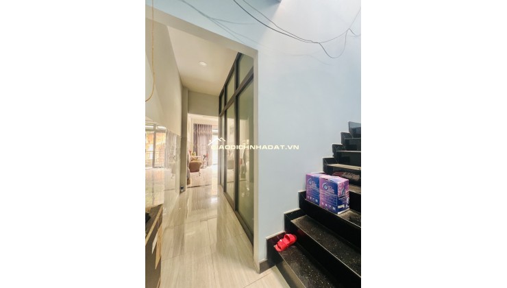 Nhà mặt tiền chợ Tân Bình, 4x17,5 xây 4 tầng cứng đẹp giá chỉ 9,999 tỷ