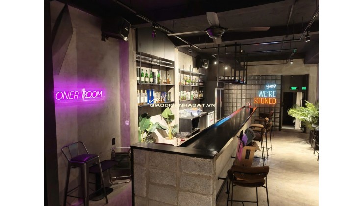 Sang quán bar mặt bằng lầu 3, KP Nhật hẻm 8A Thái Văn Lung Q1