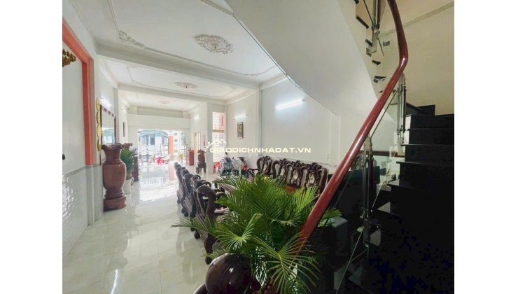 Bán nhà mặt tiền 3 lầu 5PN số 22 Quách Hữu Nghiêm Q.Tân Phú
