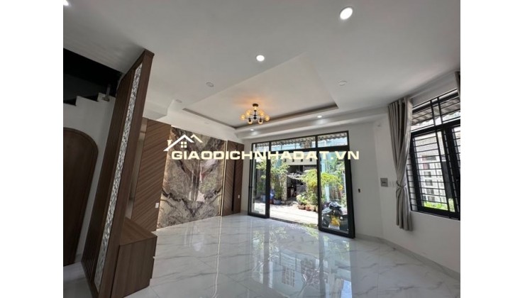 BÌNH TÂN - LÔ GÓC HAI MẶT TIỀN - KẾT CẤU 4 TẦNG BTCT - HẺM XE HƠI ĐỖ CỬA - NHÀ MỚI VÀO Ở NGAY - FULL NỘI THẤT SỊN SÒ - NHỈNH 6 TỶ