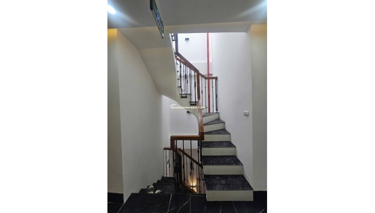 Bán tòa CHDV Giáp Bát 22 Phòng, dòng tiền 1 tỷ 452tr - Tương đương lãi suất 7.5% năm.