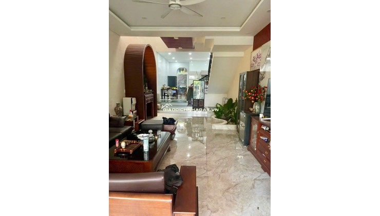 Bán nhà 3 tầng Hòa Xuân đối diện công viên xanh mát