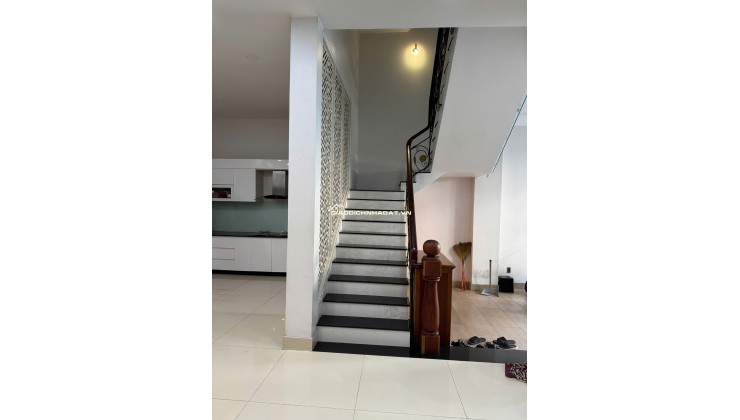 Cho thuê căn biệt thự đường 23, Hiệp Bình Chánh, nhà xây 1 trệt 2 lầu, sân thượng. DT 8x15