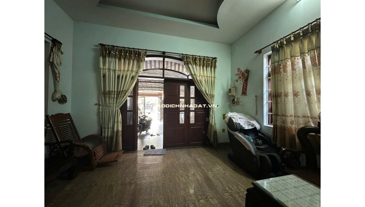 Bán nhà mặt tiền Dương Công Khi, Hóc Môn. DT 200m2, 3 tầng, 6PN. Sổ hồng, giá 15 tỷ.
