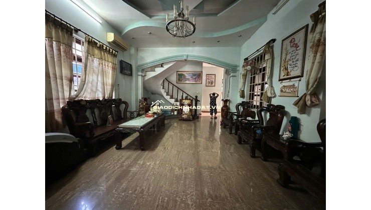 Bán nhà mặt tiền Dương Công Khi, Hóc Môn. DT 200m2, 3 tầng, 6PN. Sổ hồng, giá 15 tỷ.