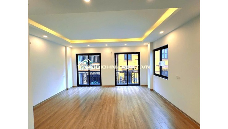 Bán nhà Hoàng Quốc Việt, 55m2 x 5 tầng, Thang máy. Ô tô vào nhà, 20.x tỷ