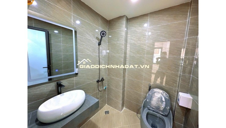 Bán nhà Hoàng Quốc Việt, 55m2 x 5 tầng, Thang máy. Ô tô vào nhà, 20.x tỷ