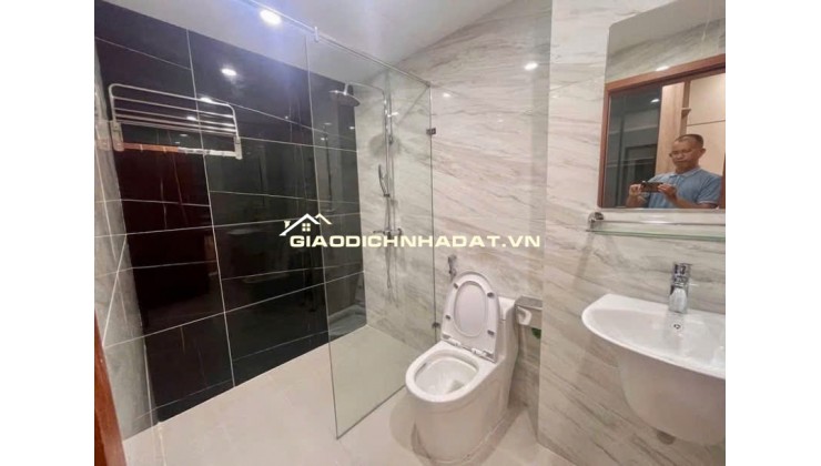 NHÀ XÂY MỚI CẦU GIẤY- 6 TẦNG THANG MÁY- DT 42M2- GẦN Ô TÔ- HƠN 9 TỶ