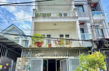  Nhà đẹp 3 tầng, diện tích 90m2 (4.5 x 20), giá chỉ 5.3 tỷ.