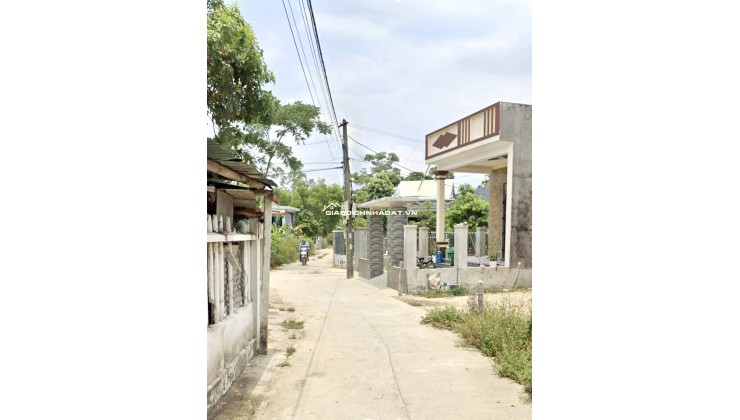 Bán lô đất cách quốc lộ chỉ 100m, dân ở đông kín, sổ sẵn, chỉ 8xxtr