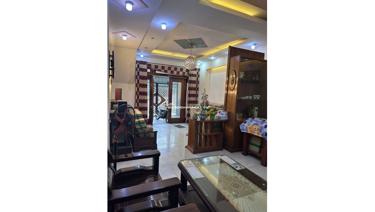 Nhà HXH đường ĐHT02, sát chợ, 5 x 18m, 4 tấm, 7 PN