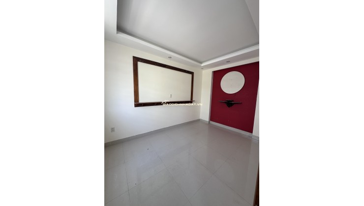 Nhà HXH đường ĐHT02, sát chợ, 5 x 18m, 4 tấm, 7 PN