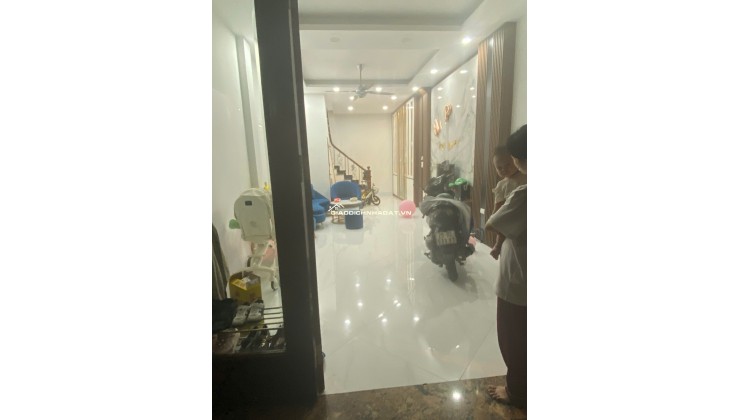 Tôi bán gấp căn nhà đẹp ở luôn ngõ 101 Thanh Nhàn, 38m2, 5 tầng, 6 phòng ngủ giá 12  tỷ có TL